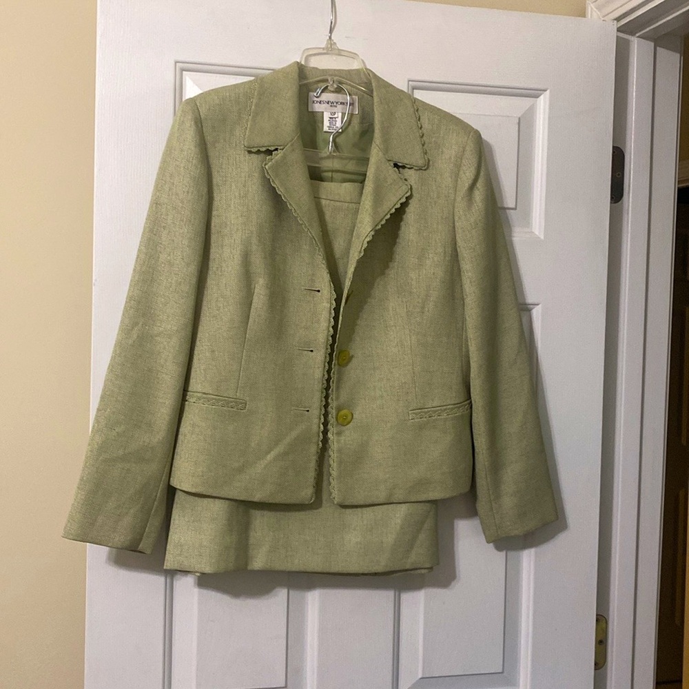 Green 2piece Jones New York skirt suit soft green
